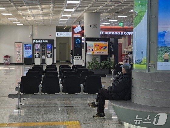 본문 이미지 - 13일 울산 북구 울산공항 1층 도착장에 시민 1명만이 앉아있다.2026.2.13/뉴스1 ⓒ 뉴스1 박정현 기자