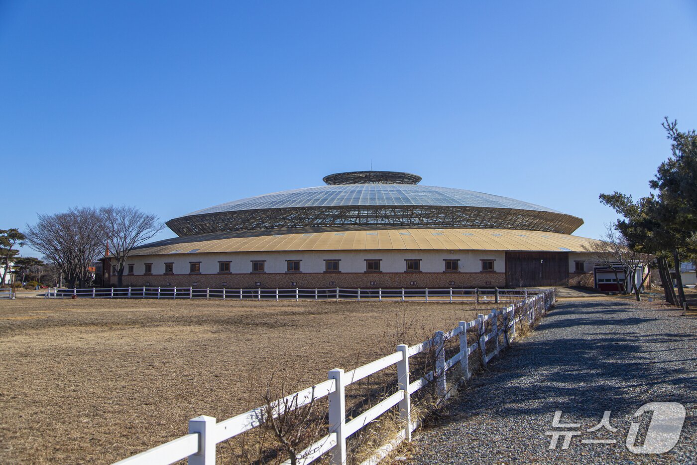 본문 이미지 - 초대형 원형 마장 '안산 베르아델 승마클럽'.(경기관광공사 제공. 재판매 및 DB금지)/뉴스1