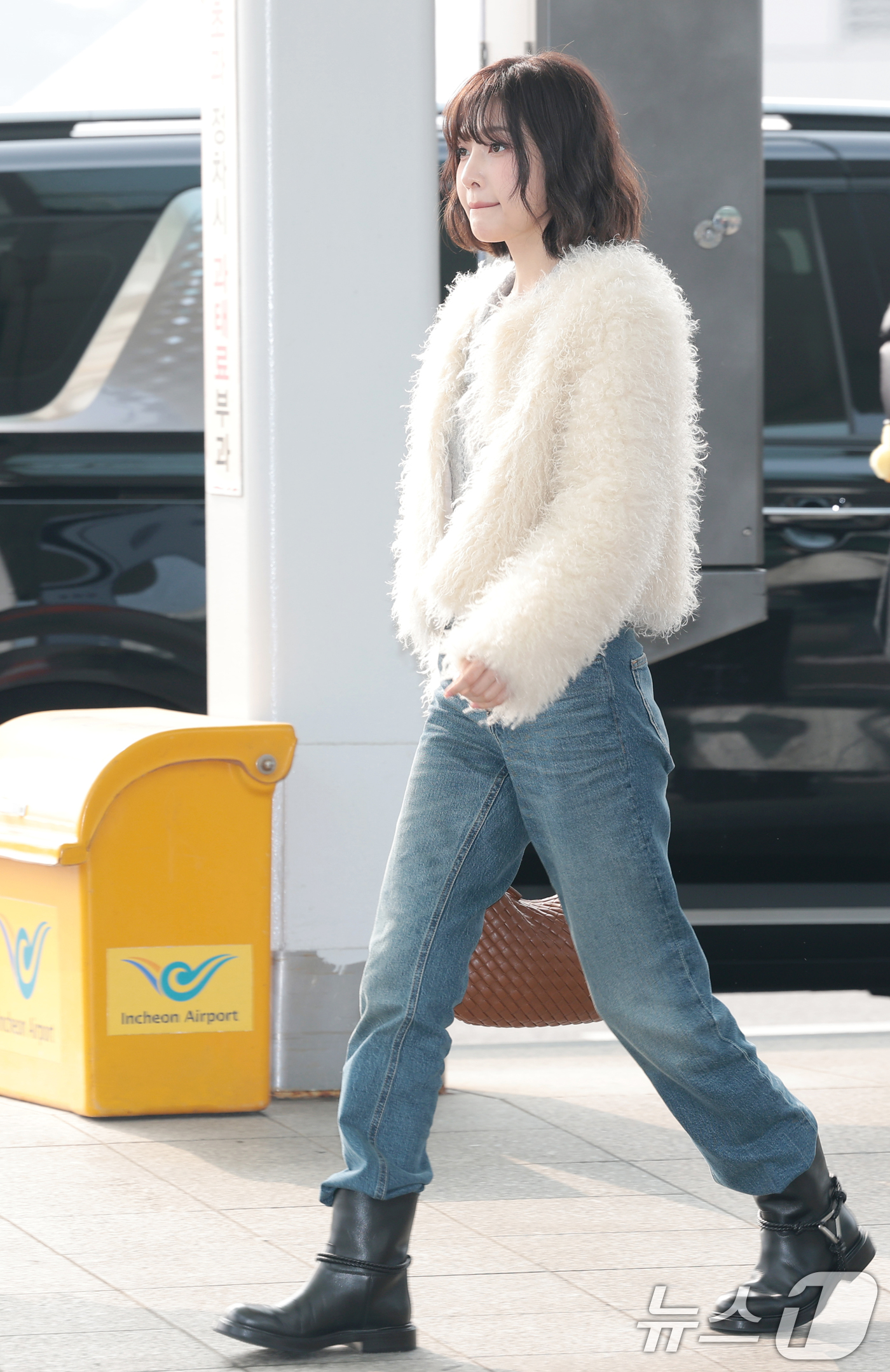 (인천공항=뉴스1) 권현진 기자 = 그룹 레드벨벳 조이가 콘서트를 위해 13일 인천공항을 통해 태국 방콕으로 출국하고 있다. 2026.2.13/뉴스1