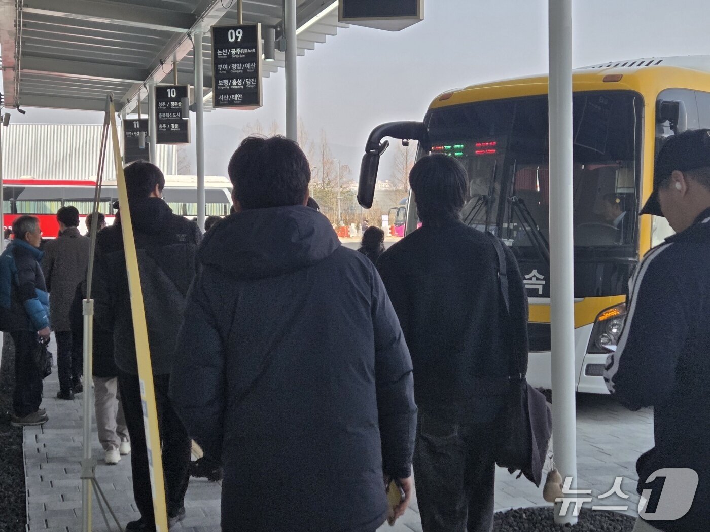 본문 이미지 - 설 연휴를 앞두고 귀성 행렬이 시작된 13일 오전 일찍부터 대전유성복터미널을 찾은 시민들이 이동하고 있다. ⓒ 뉴스1 김종서 기자