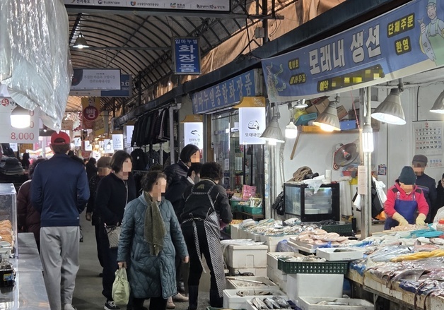 "전 더 부쳐야죠"…코 앞으로 다가온 설 명절에 전통시장도 '웃음꽃'