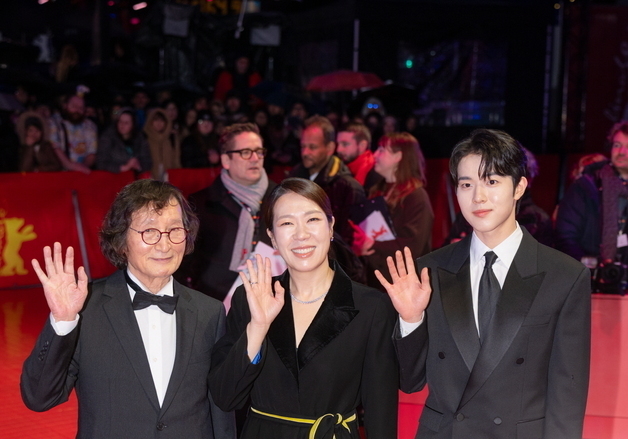 '내 이름은' 염혜란·정지영 감독, 베를린 레드카펫 빛냈다