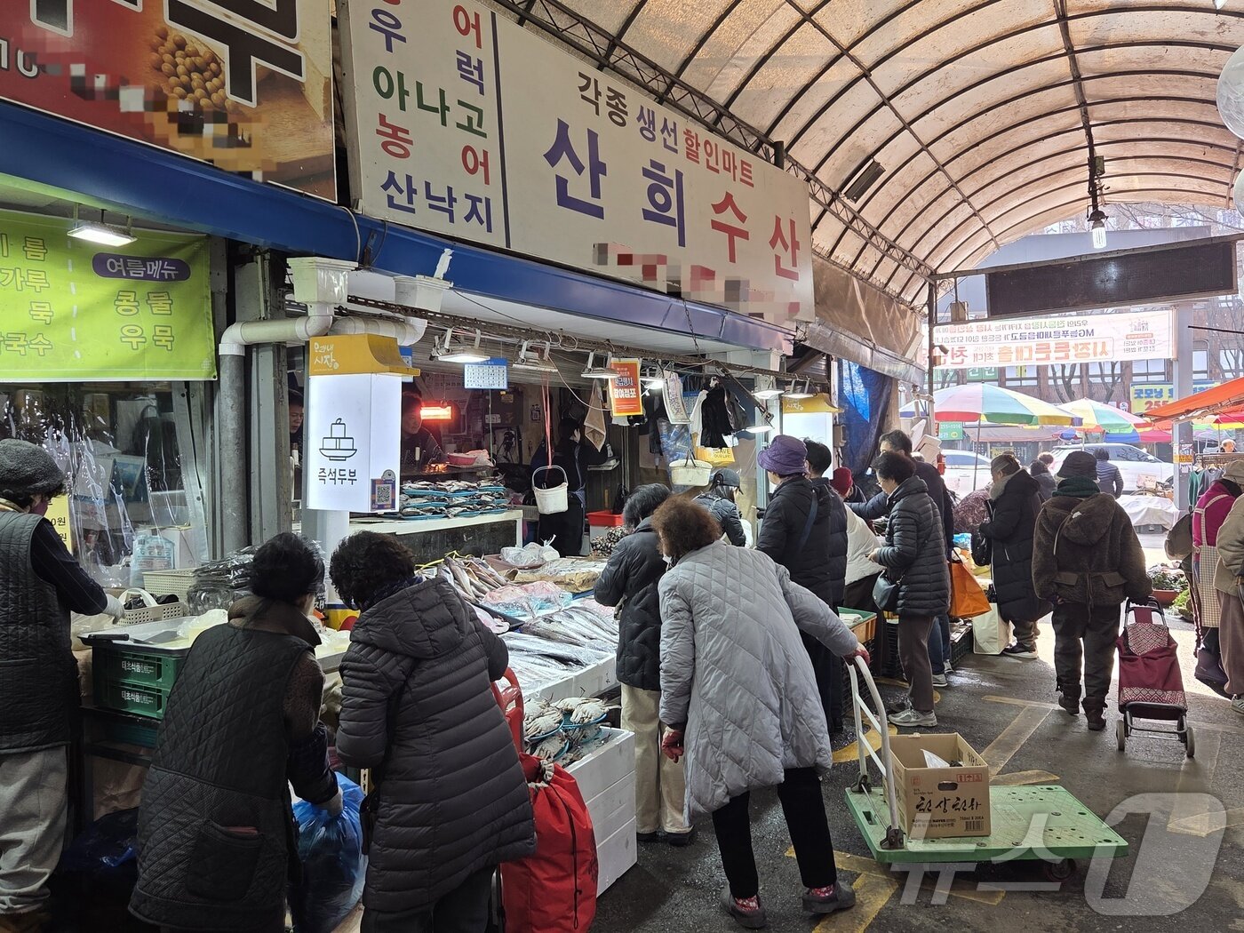 본문 이미지 - 13일 오전 10시께 전북 전주시 덕진구 모래내시장에서 사람들이 장을 보고 있다.2026.2.13 문채연 기자 ⓒ 뉴스1 문채연 기자