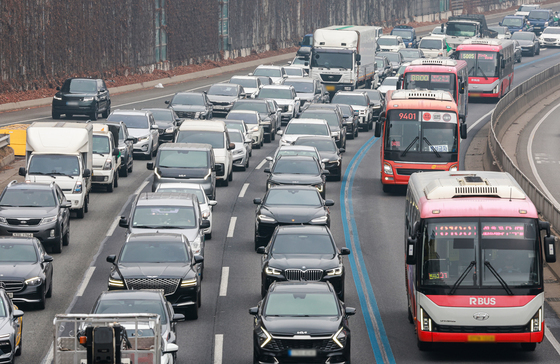 부산→서울 '9시간 50분'…설날 귀경길 정체 절정 향해