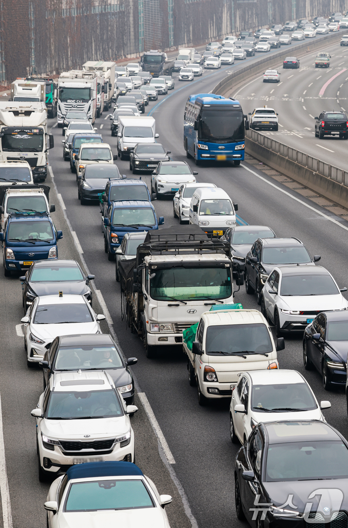(서울=뉴스1) 이호윤 기자 = 설 연휴를 하루 앞둔 13일 서울 서초구 잠원IC 인근 경부고속도로 하행선이 정체를 빚고 있다. 한국도로공사에 따르면 이날 전국에서 554만 대가 …