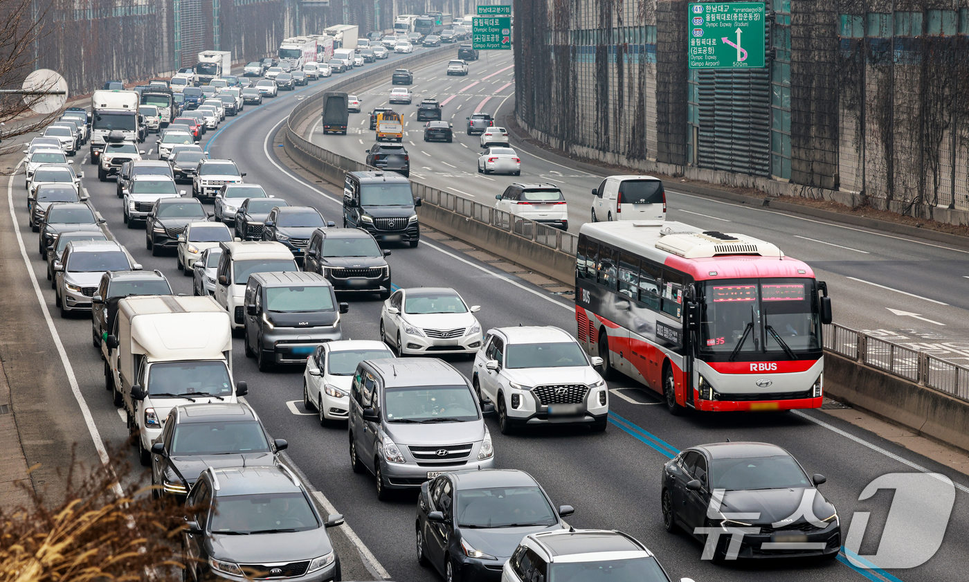 (서울=뉴스1) 이호윤 기자 = 설 연휴를 하루 앞둔 13일 서울 서초구 잠원IC 인근 경부고속도로 하행선이 정체를 빚고 있다. 한국도로공사에 따르면 이날 전국에서 554만 대가 …