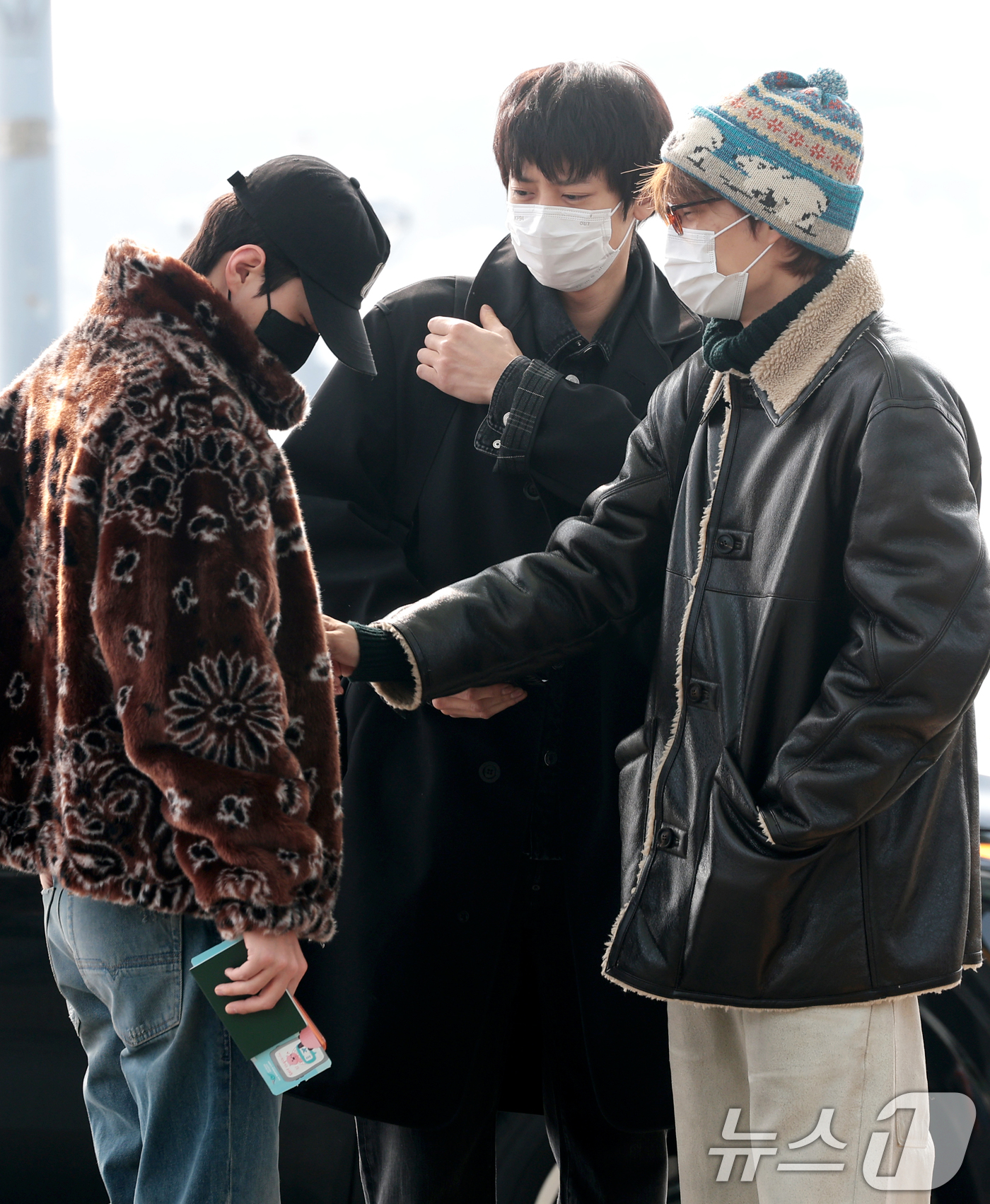 (인천공항=뉴스1) 권현진 기자 = 그룹 엑소 세훈(왼쪽부터)과 찬열, 카이가 콘서트를 위해 13일 인천공항을 통해 태국 방콕으로 출국하기 전 대화를 나누고 있다. 2026.2.1 …