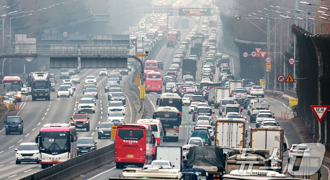 (서울=뉴스1) 이호윤 기자 = 설 연휴를 하루 앞둔 13일 서울 서초구 잠원IC 인근 경부고속도로 하행선이 정체를 빚고 있다. 한국도로공사에 따르면 이날 전국에서 554만 대가 …