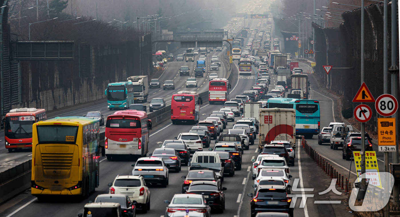(서울=뉴스1) 이호윤 기자 = 설 연휴를 하루 앞둔 13일 서울 서초구 잠원IC 인근 경부고속도로 하행선이 정체를 빚고 있다. 한국도로공사에 따르면 이날 전국에서 554만 대가 …