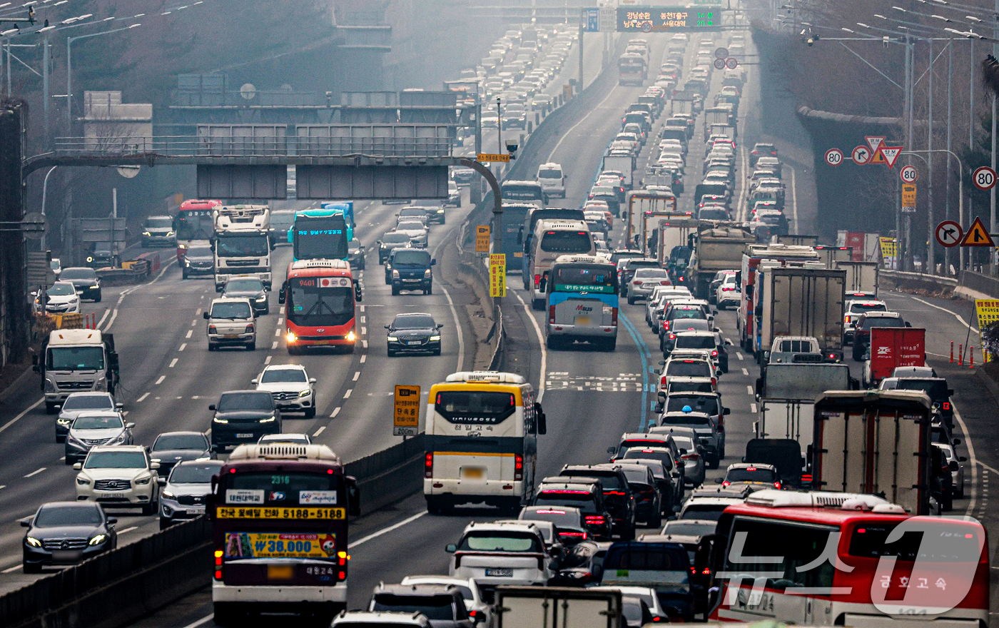 (서울=뉴스1) 이호윤 기자 = 설 연휴를 하루 앞둔 13일 서울 서초구 잠원IC 인근 경부고속도로 하행선이 정체를 빚고 있다. 한국도로공사에 따르면 이날 전국에서 554만 대가 …