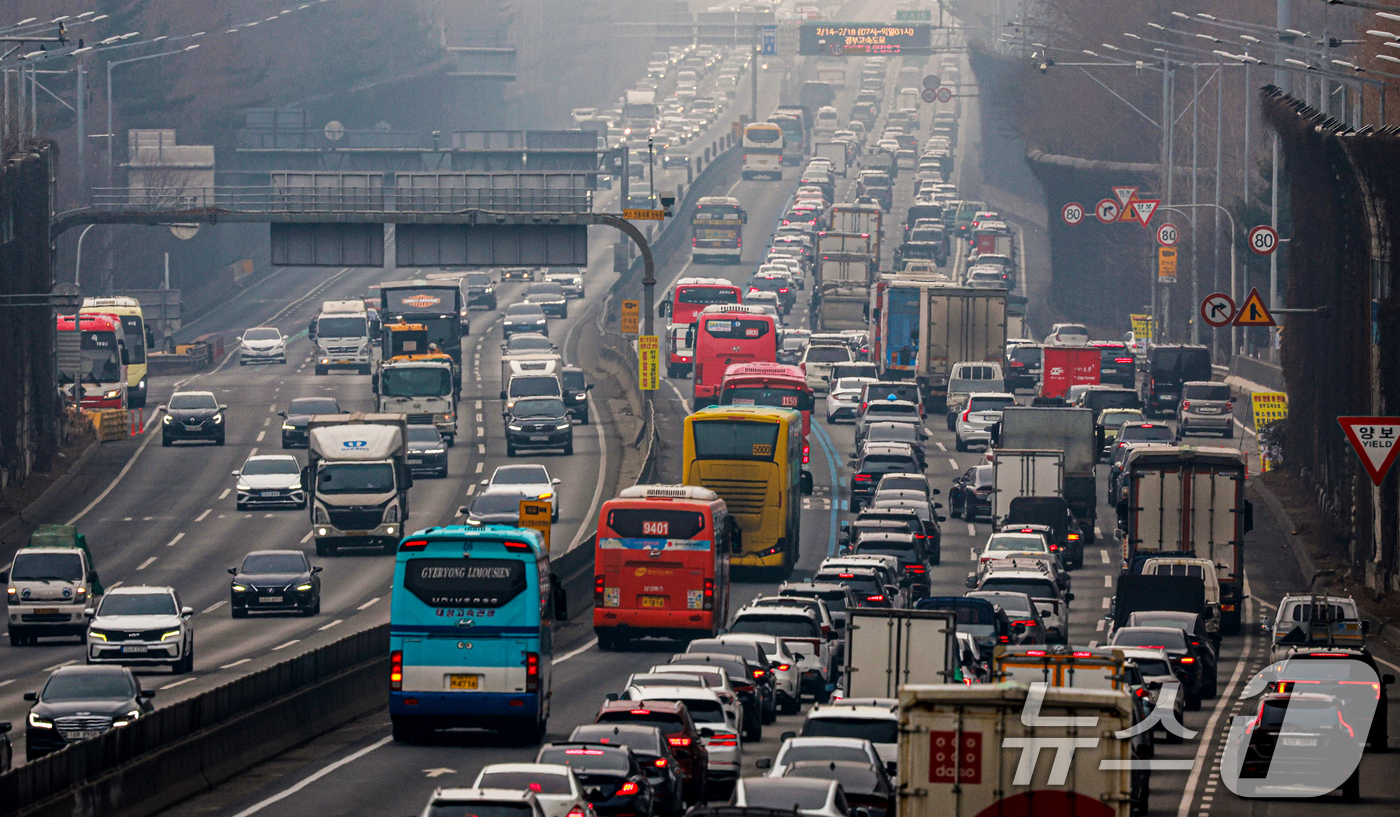 (서울=뉴스1) 이호윤 기자 = 설 연휴를 하루 앞둔 13일 서울 서초구 잠원IC 인근 경부고속도로 하행선이 정체를 빚고 있다. 한국도로공사에 따르면 이날 전국에서 554만 대가 …