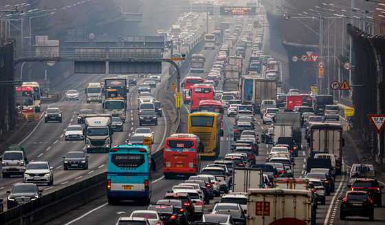 설 연휴 하루 전‥오후 5시 정체 '절정'