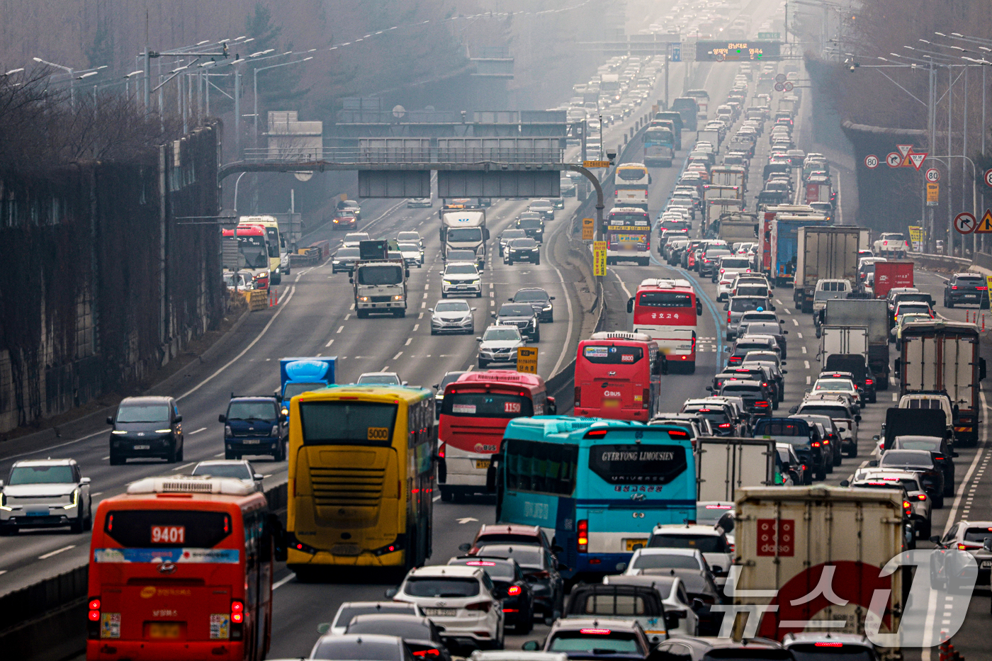(서울=뉴스1) 이호윤 기자 = 설 연휴를 하루 앞둔 13일 서울 서초구 잠원IC 인근 경부고속도로 하행선이 정체를 빚고 있다. 한국도로공사에 따르면 이날 전국에서 554만 대가 …