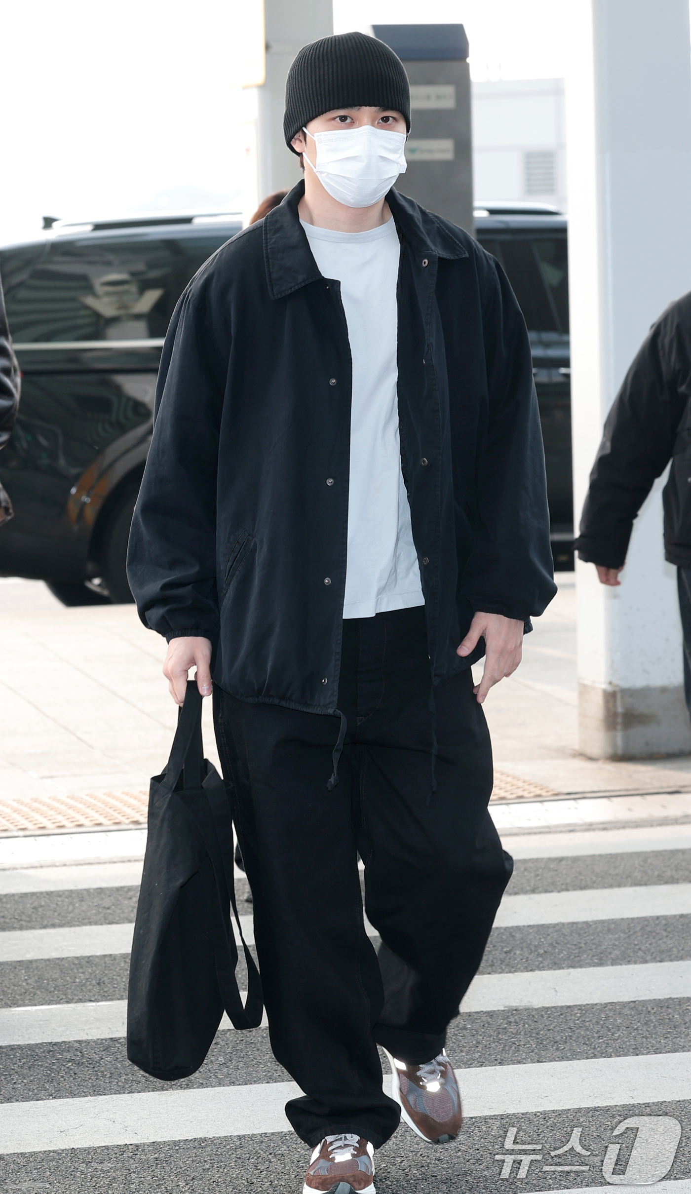 (인천공항=뉴스1) 권현진 기자 = 그룹 엑소 디오(본명 도경수)가 콘서트를 위해 13일 인천공항을 통해 태국 방콕으로 출국하고 있다. 2026.2.13/뉴스1