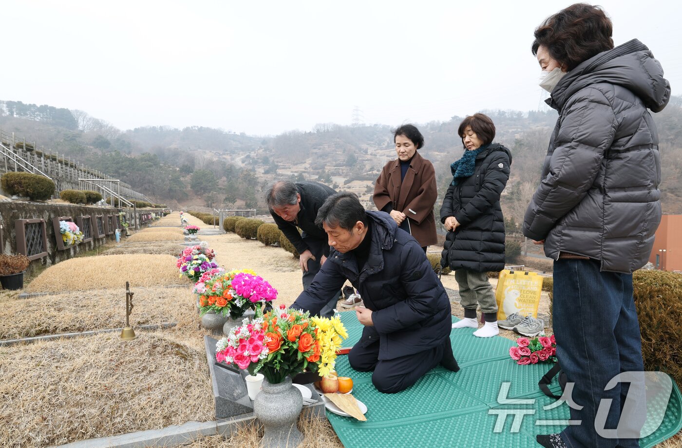 본문 이미지 - 설 연휴를 하루 앞둔 13일 경기 용인시 처인구 천주교용인공원묘원에서 성묘객들이 가족의 묘를 찾아 성묘를 하고 있다. 2026.2.13 ⓒ 뉴스1 김영운 기자