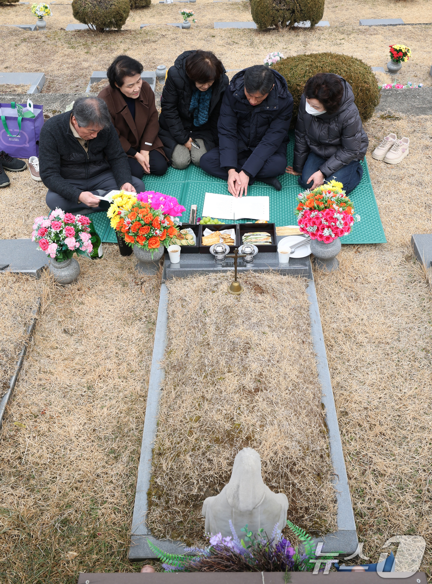 (용인=뉴스1) 김영운 기자 = 설 연휴를 하루 앞둔 13일 경기 용인시 처인구 천주교용인공원묘원에서 성묘객들이 가족의 묘를 찾아 성묘를 하고 있다. 2026.2.13/뉴스1