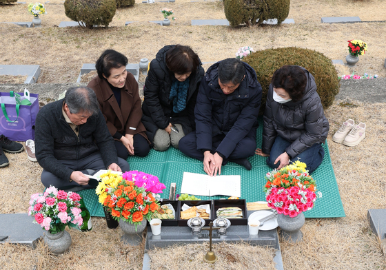 설 앞두고 성묘하는 시민들