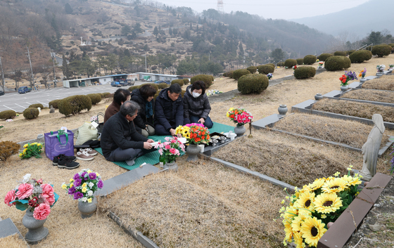 설 앞두고 성묘하는 시민들