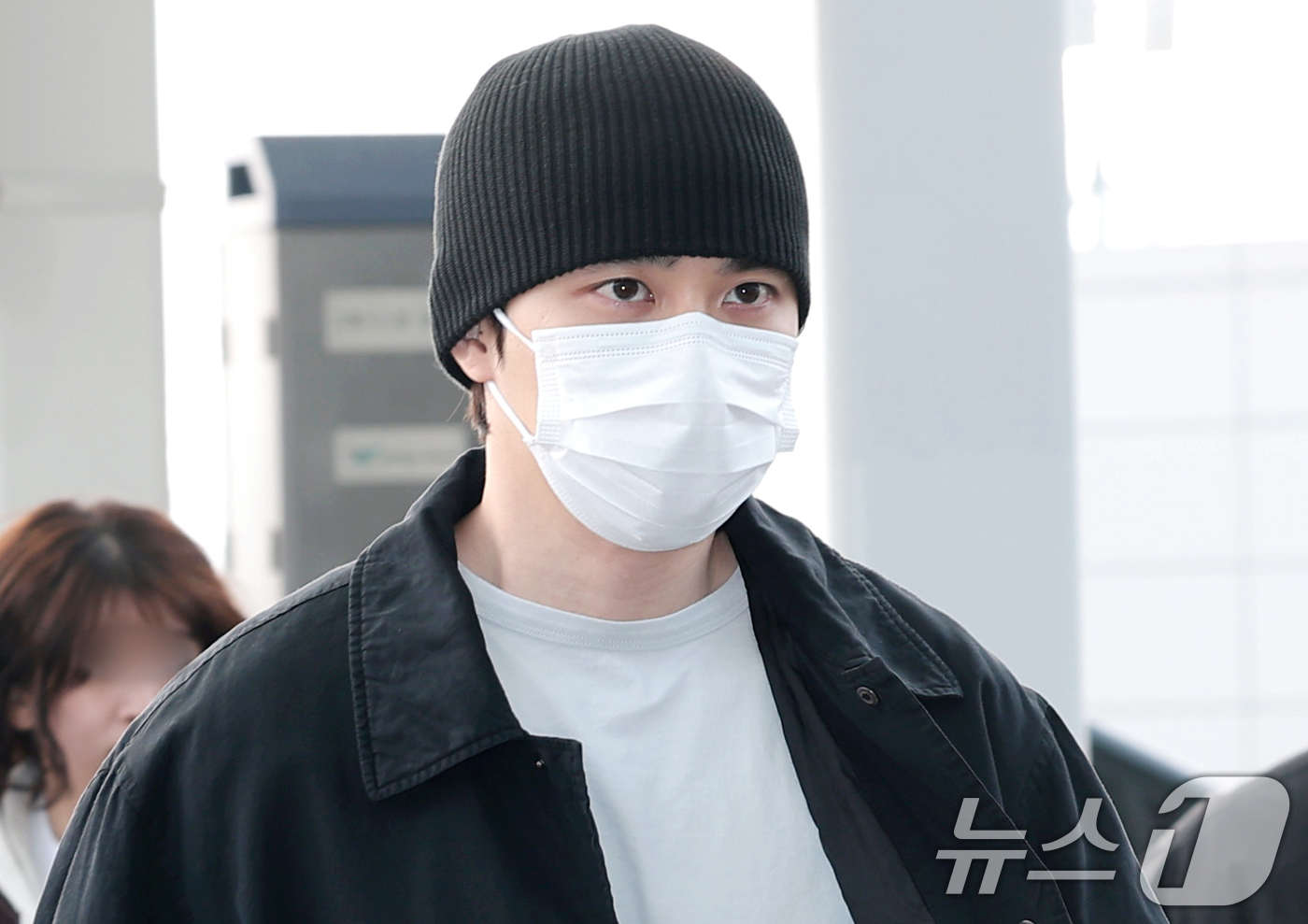 (인천공항=뉴스1) 권현진 기자 = 그룹 엑소 디오(본명 도경수)가 콘서트를 위해 13일 인천공항을 통해 태국 방콕으로 출국하고 있다. 2026.2.13/뉴스1