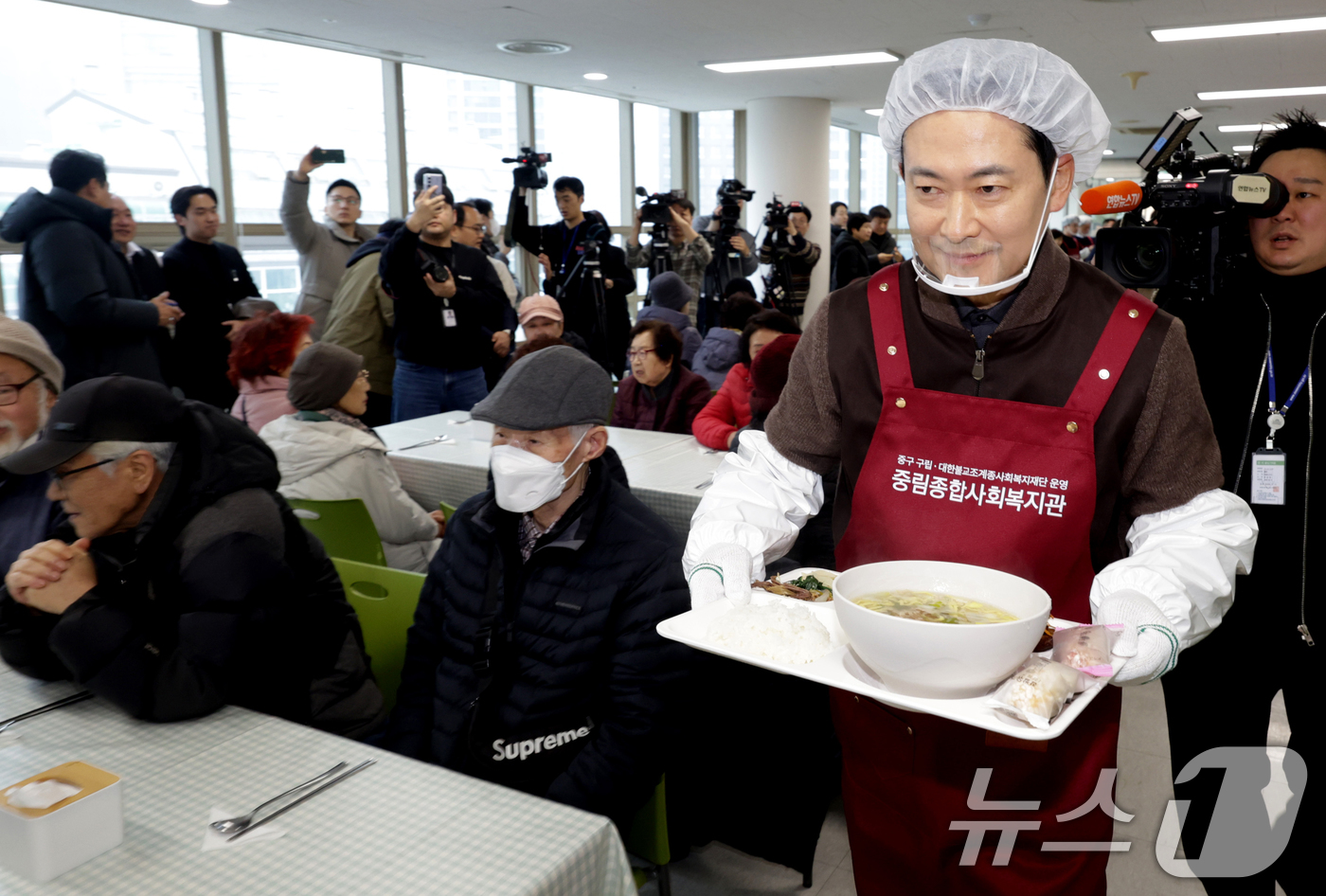 (서울=뉴스1) 김명섭 기자 = 장동혁 국민의힘  대표와 약자와의동행위원회 위원들이 13일 오전 서울 중구 중림종합사회복지관에서 설맞이 배식 봉사활동을 하고 있다. (공동취재) 2 …