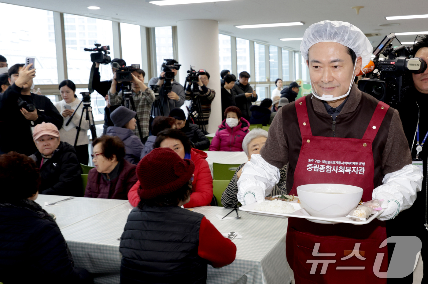 (서울=뉴스1) 김명섭 기자 = 장동혁 국민의힘  대표와 약자와의동행위원회 위원들이 13일 오전 서울 중구 중림종합사회복지관에서 설맞이 배식 봉사활동을 하고 있다. (공동취재) 2 …