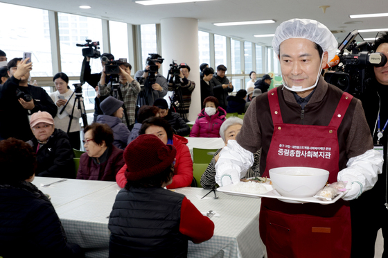 설 명절 앞두고 복지관 찾은 장동혁
