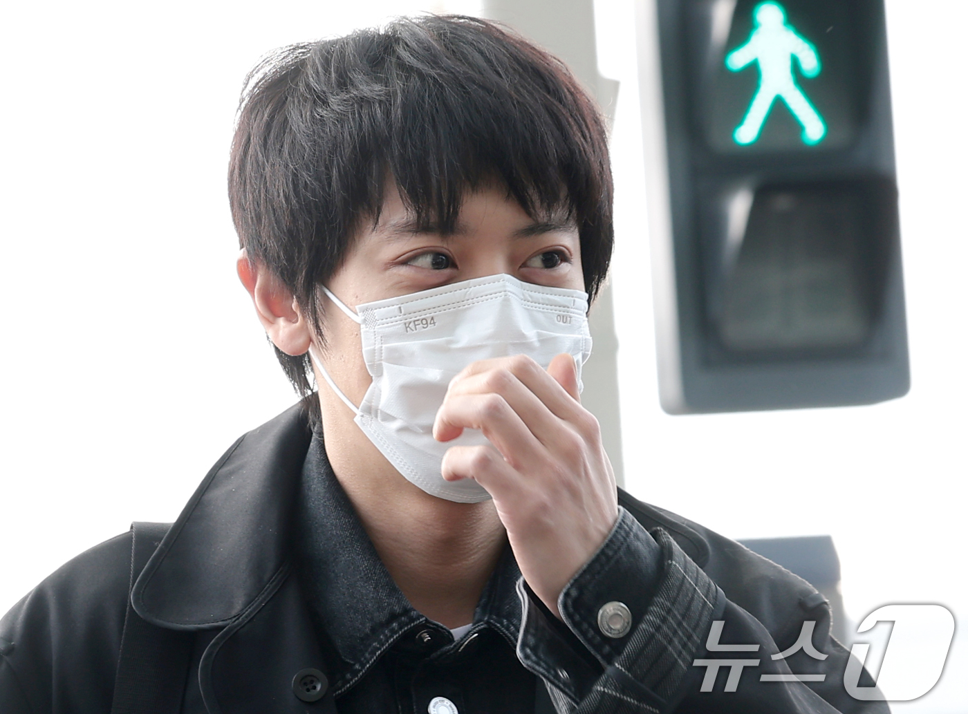 (인천공항=뉴스1) 권현진 기자 = 그룹 엑소 찬열이 콘서트를 위해 13일 인천공항을 통해 태국 방콕으로 출국하고 있다. 2026.2.13/뉴스1