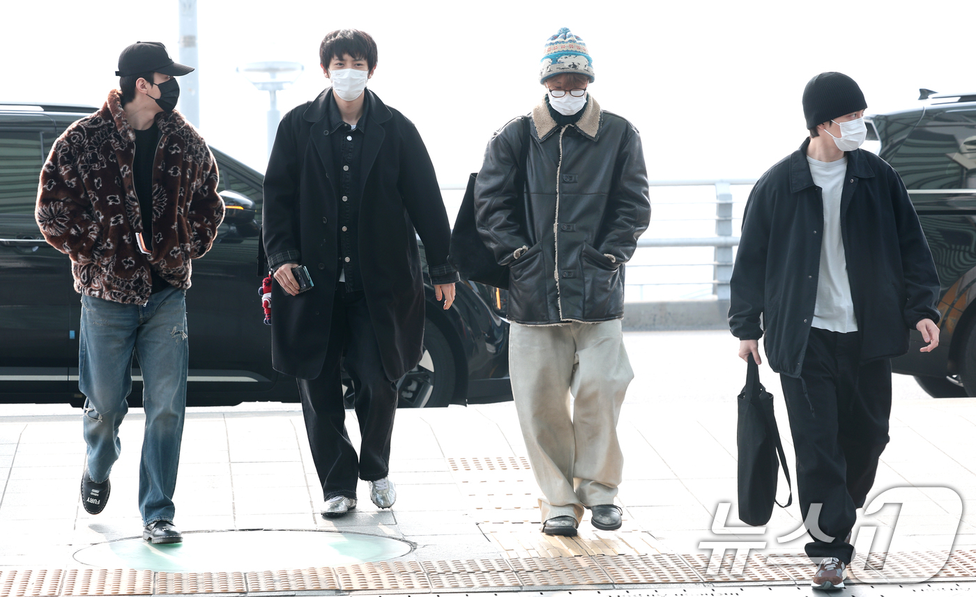 (인천공항=뉴스1) 권현진 기자 = 그룹 엑소 세훈(왼쪽부터)과 찬열, 카이, 디오가 콘서트를 위해 13일 인천공항을 통해 태국 방콕으로 출국하고 있다. 2026.2.13/뉴스1