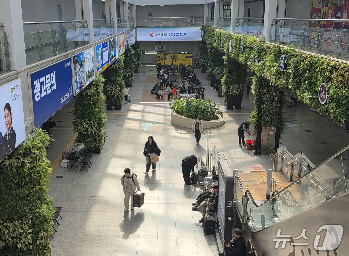 본문 이미지 - 설 연휴를 하루 앞둔 13일 오후 1시쯤 부산종합버스터미널은 시민들이 이동하고 있다.2026.2.13/뉴스1 ⓒ News1 장광일 기자