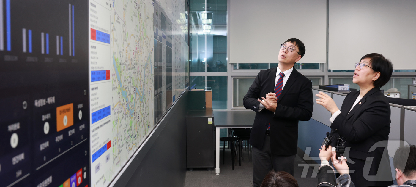 (서울=뉴스1) = 정은경 보건복지부 장관이 13일 오전 서울 중구 국립중앙의료원 중앙응급의료센터를 방문해 설 연휴 대비 응급의료대응체계 현장점검울 하고 있다. (보건복지부 제공. …