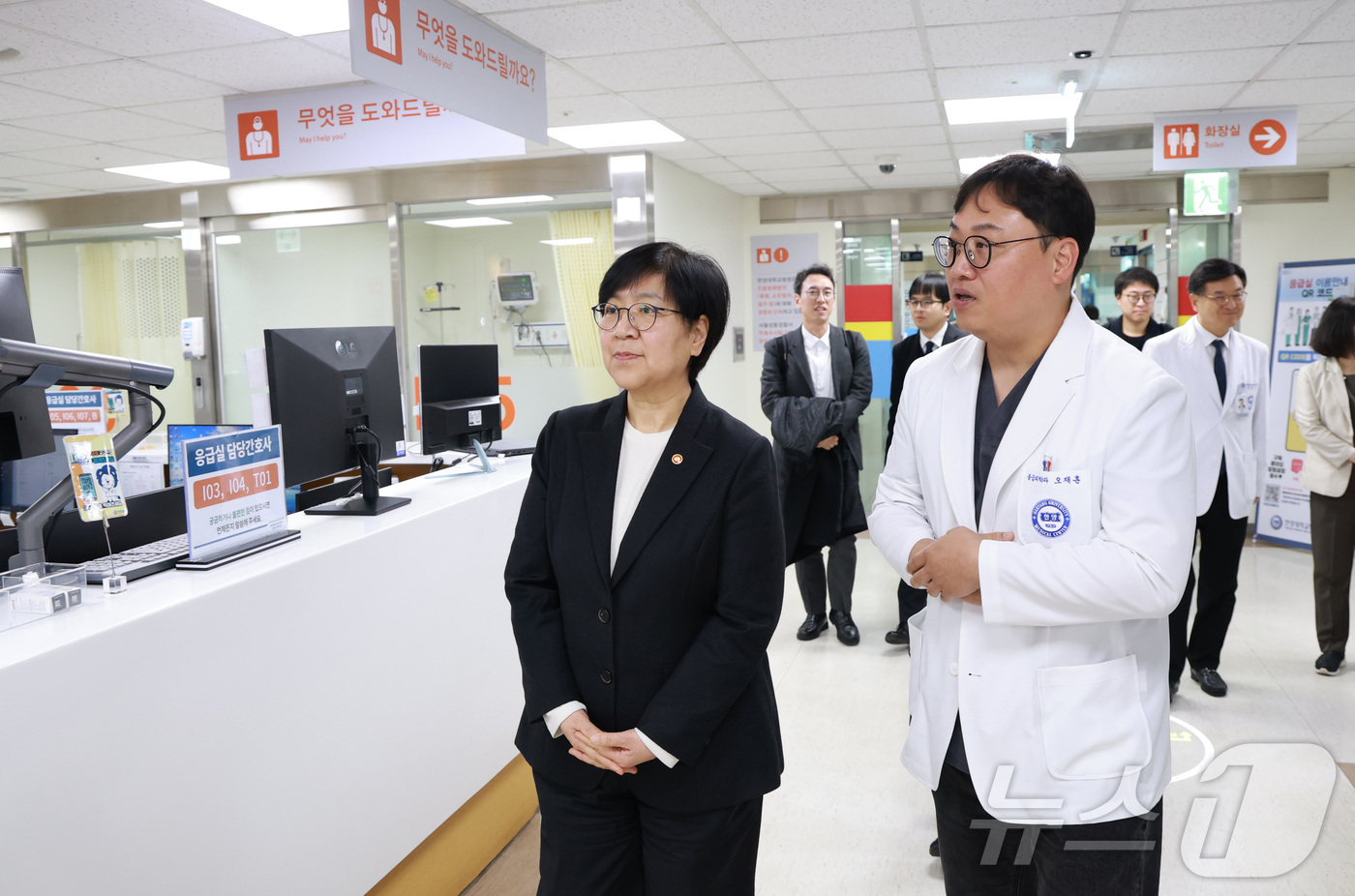 (서울=뉴스1) = 정은경 보건복지부 장관이 13일 오전 서울 성동구 한양대학교를 방문해 설 연휴 대비 응급의료대응체계 현장점검울 하고 있다. (보건복지부 제공. 재판매 및 DB …