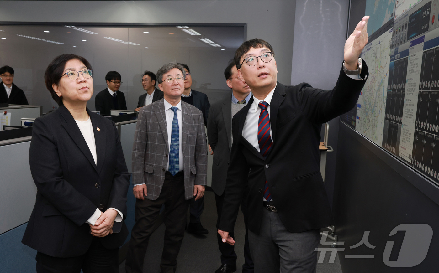 (서울=뉴스1) = 정은경 보건복지부 장관이 13일 오전 서울 중구 국립중앙의료원 중앙응급의료센터를 방문해 관계자로부터 설 연휴 대비 응급의료대응체계를 듣고 있다. (보건복지부 제 …