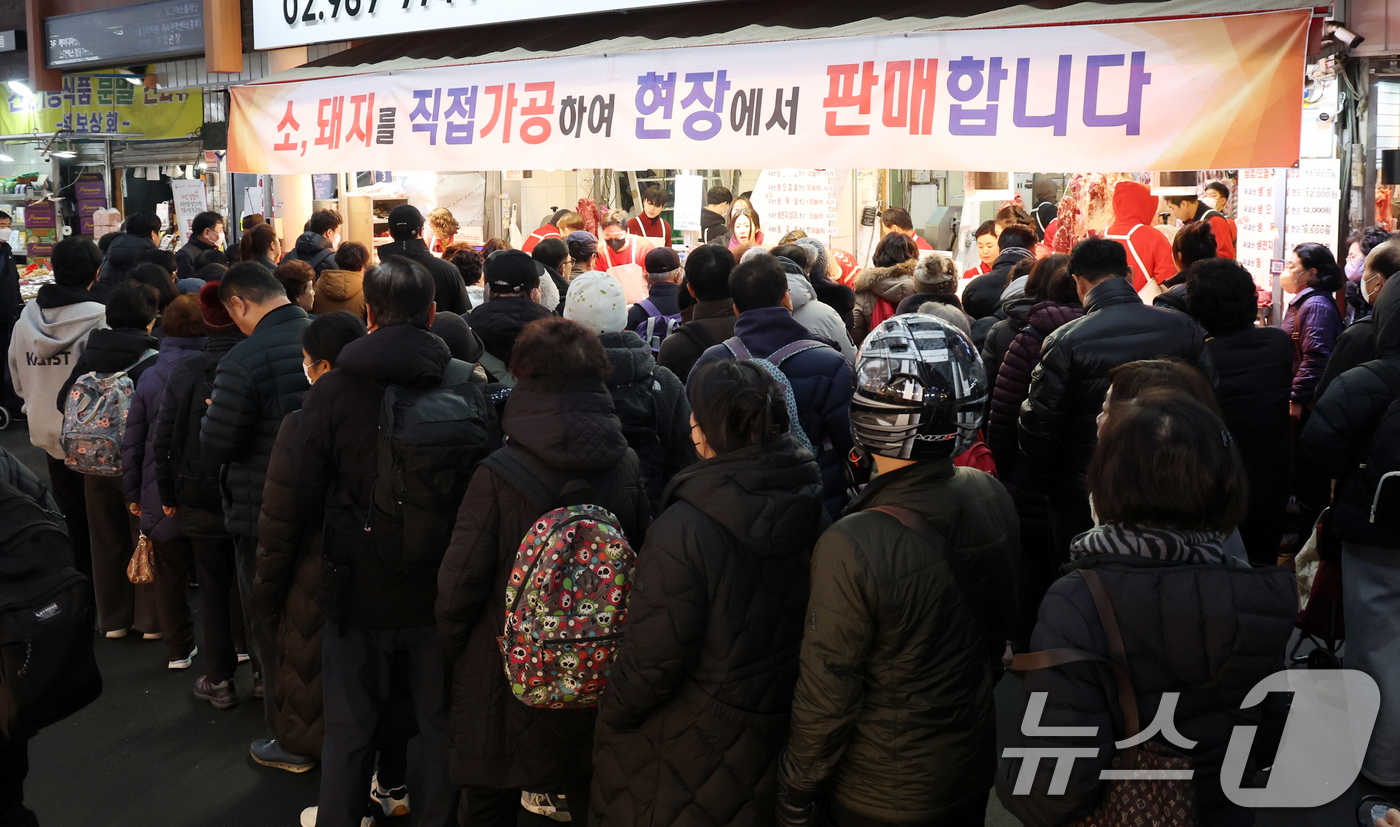 (서울=뉴스1) 김명섭 기자 = 설날 연휴를 앞둔 13일 서울 동대문구 경동시장에서 시민들이 장을 보고 있다.  2026.2.13/뉴스1