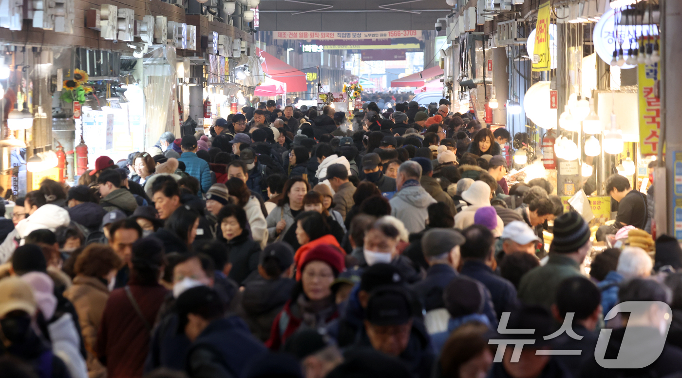 (서울=뉴스1) 김명섭 기자 = 설날 연휴를 앞둔 13일 서울 동대문구 경동시장에서 시민들이 장을 보고 있다. 2026.2.13/뉴스1