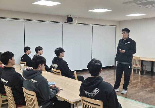 SSG 노경은, 퓨처스 캠프 멘토링 강연…"젊은 땐 야구만 집중"