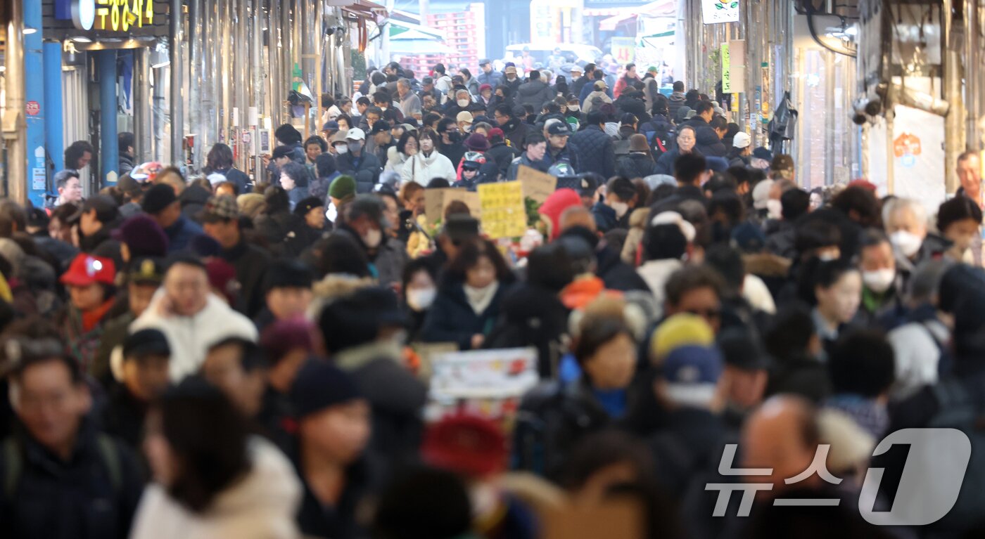 본문 이미지 - 설날 연휴를 앞둔 13일 서울 동대문구 청량리 청과물시장에서 시민들이 장을 보고 있다. 2026.2.13 ⓒ 뉴스1 김명섭 기자