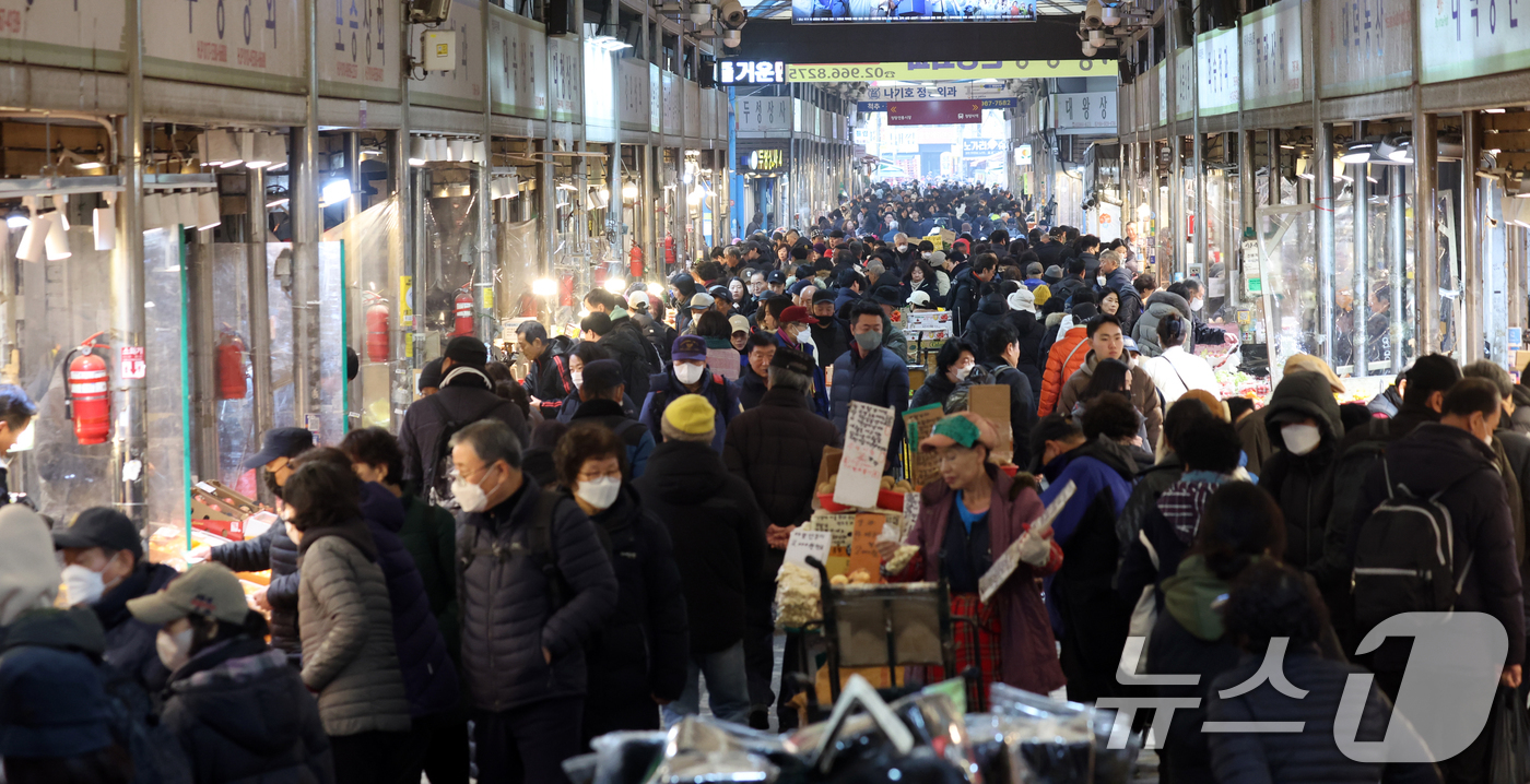(서울=뉴스1) 김명섭 기자 = 설날 연휴를 앞둔 13일 서울 동대문구 청량리 청과물시장에서 시민들이 장을 보고 있다.  2026.2.13/뉴스1