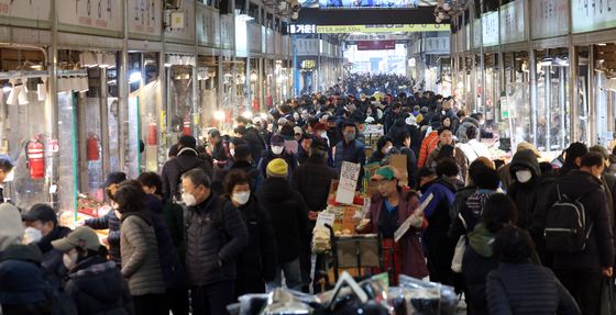 설 차례상 준비에 시장 찾은 시민들