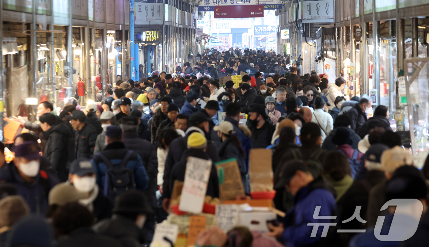 (서울=뉴스1) 김명섭 기자 = 설날 연휴를 앞둔 13일 서울 동대문구 청량리 청과물시장에서 시민들이 장을 보고 있다.  2026.2.13/뉴스1