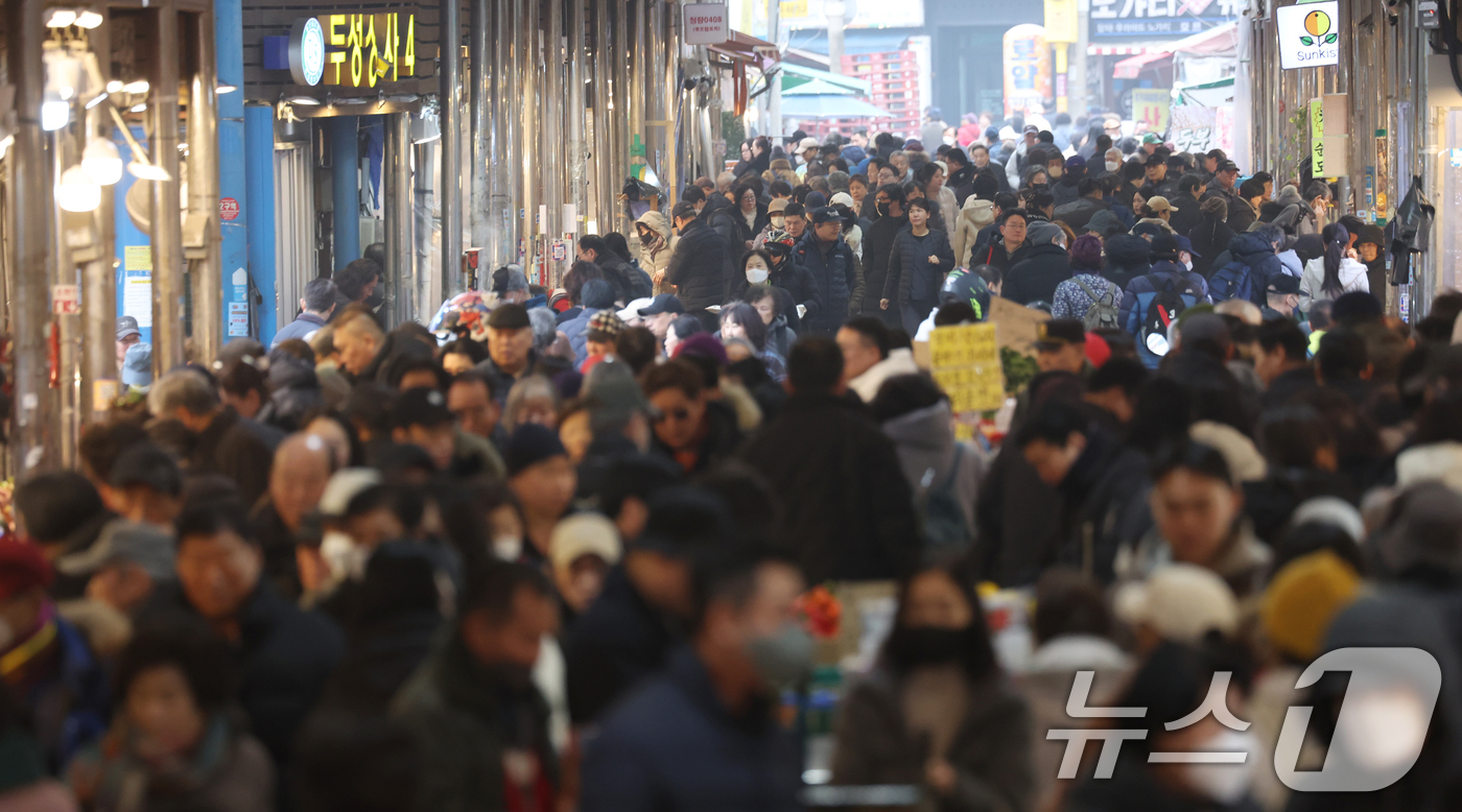 (서울=뉴스1) 김명섭 기자 = 설날 연휴를 앞둔 13일 서울 동대문구 청량리 청과물시장에서 시민들이 장을 보고 있다.  2026.2.13/뉴스1