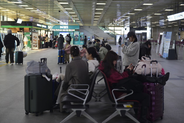 "골프 치러 일본 갑니다"…설 연휴 앞두고 북적이는 대구공항