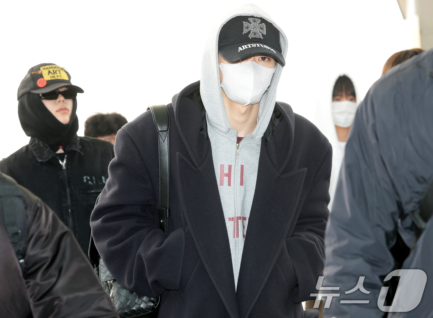 (인천공항=뉴스1) 권현진 기자 = 그룹 라이즈 성찬이 콘서트를 위해 13일 인천공항을 통해 태국 방콕으로 출국하고 있다. 2026.2.13/뉴스1