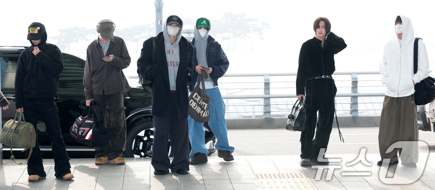 (인천공항=뉴스1) 권현진 기자 = 그룹 라이즈가 콘서트를 위해 13일 인천공항을 통해 태국 방콕으로 출국하고 있다. 2026.2.13/뉴스1