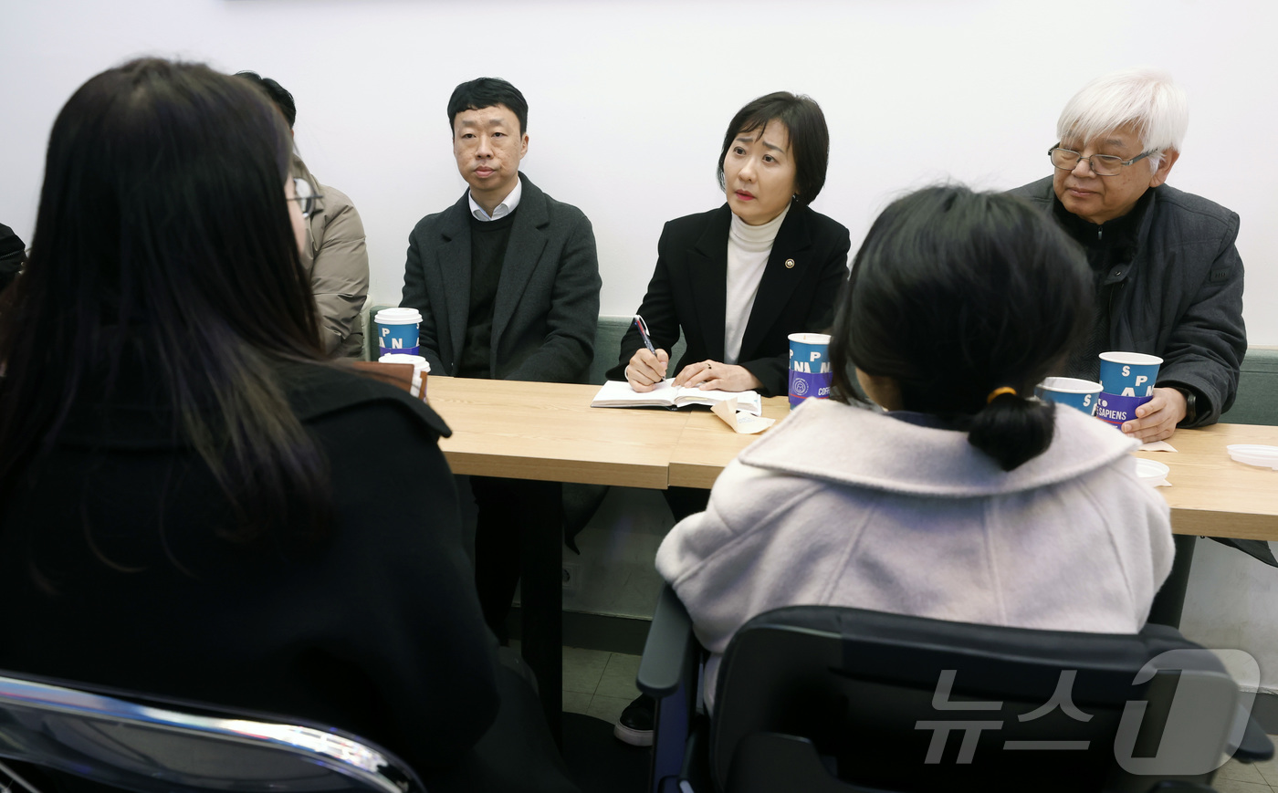 (서울=뉴스1) = 이스란 보건복지부 제1차관이 13일 오전 서울 영등포구 소재 카페를 방문해 ‘장벽없는 무인정보단말기(배리어프리 키오스크)' 설치 및 운영 실태를 점검하고 의견을 …