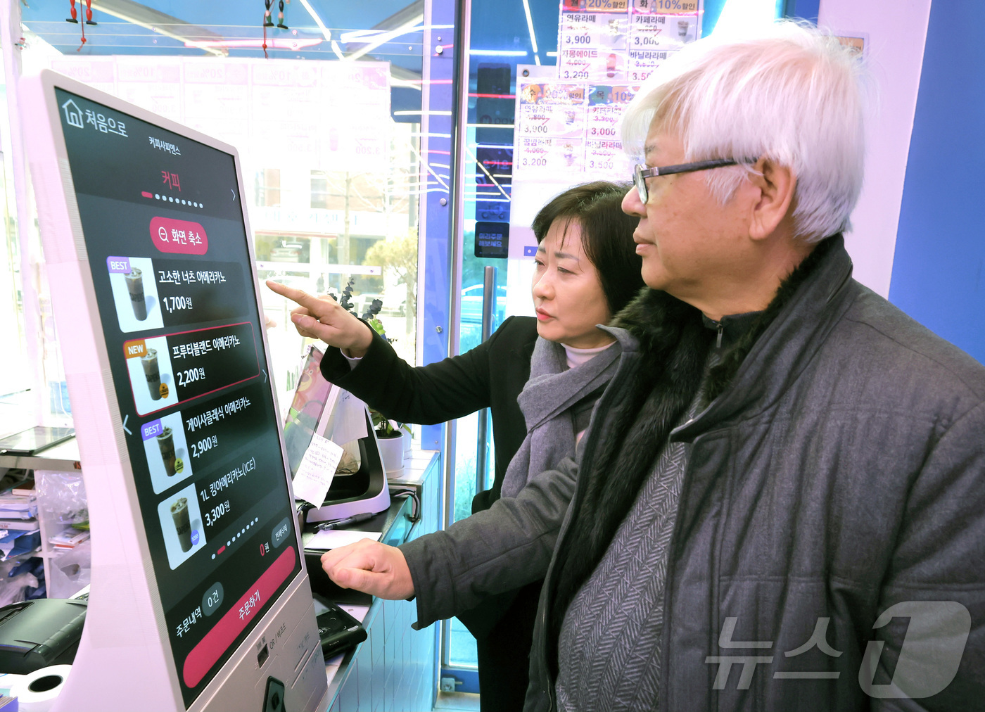 (서울=뉴스1) = 이스란 보건복지부 제1차관이 13일 오전 서울 영등포구 소재 카페를 방문해 ‘장벽없는 무인정보단말기(배리어프리 키오스크)' 설치 및 운영 실태를 점검하고 있다. …