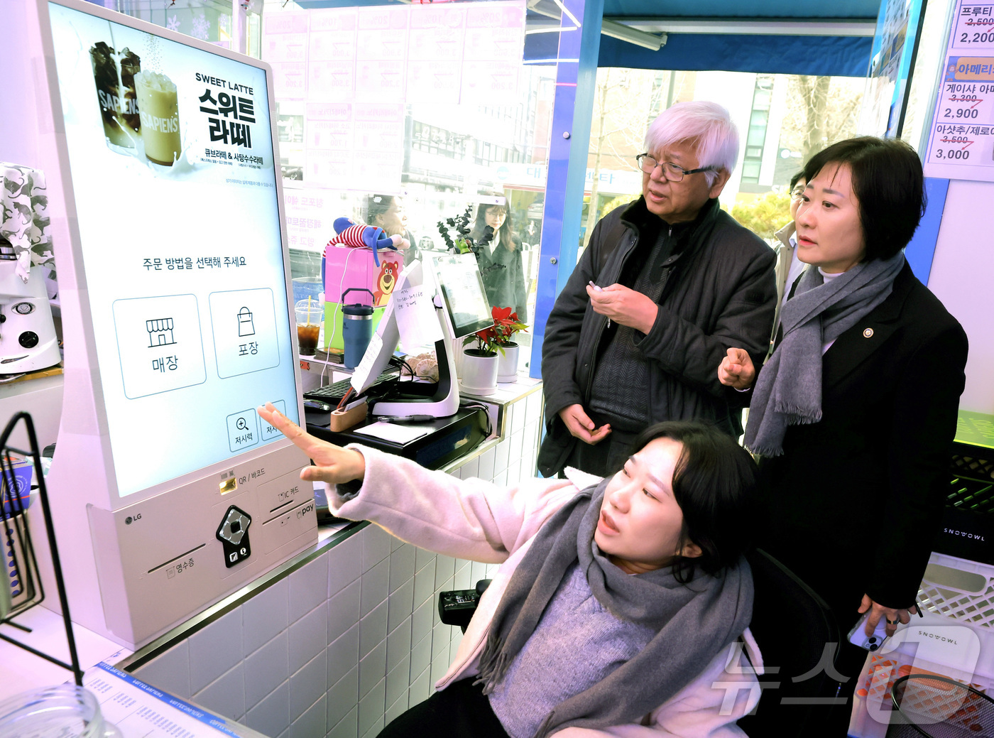 (서울=뉴스1) = 이스란 보건복지부 제1차관이 13일 오전 서울 영등포구 소재 카페를 방문해 ‘장벽없는 무인정보단말기(배리어프리 키오스크)' 설치 및 운영 실태를 점검하고 있다. …