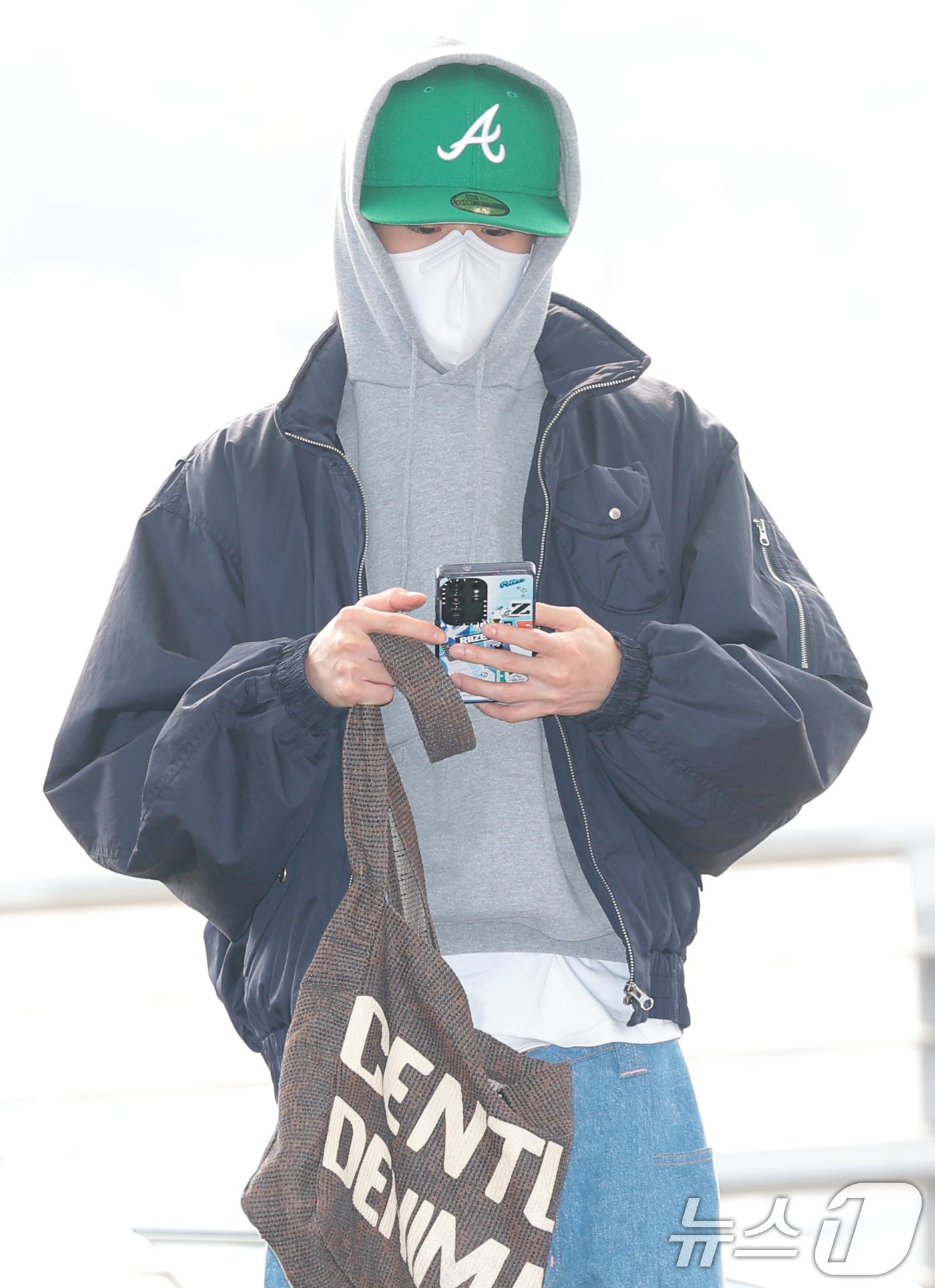 (인천공항=뉴스1) 권현진 기자 = 그룹 라이즈 소희가 콘서트를 위해 13일 인천공항을 통해 태국 방콕으로 출국하고 있다. 2026.2.13/뉴스1