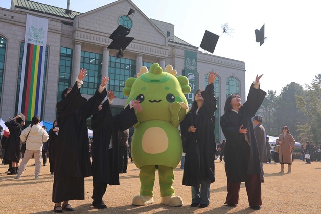 울산대, 학위수여식…외국인 31명 포함 2483명 졸업