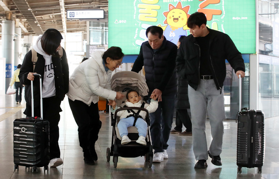 "벌써 설레요" 설 연휴 전날부터 부산역에 귀성객들 발길