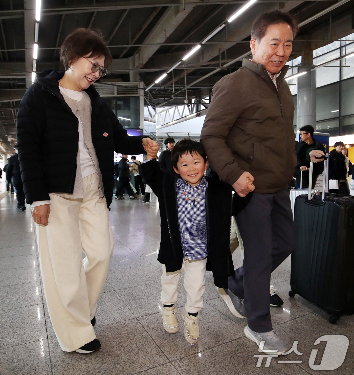 (부산=뉴스1) 윤일지 기자 = 설 연휴를 하루 앞둔 24일 오후 부산 동구 부산역에서 귀성한 가족을 마중 나온 할아버지와 할머니를 만난 손자가 환하게 웃고 있다. 2026.2.1 …